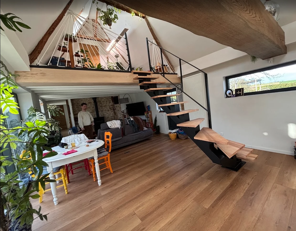 Escalier bois et métal, garde corps corde