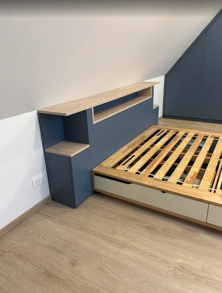 Dressing sous mansarde et tête de lit