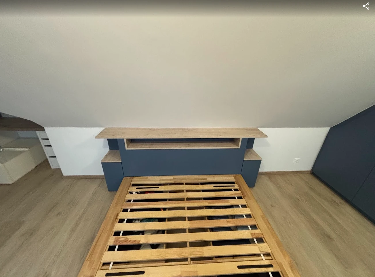 Dressing sous mansarde et tête de lit