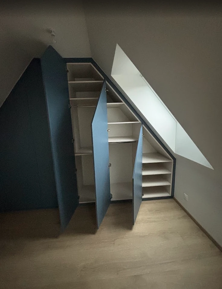 Dressing sous mansarde et tête de lit