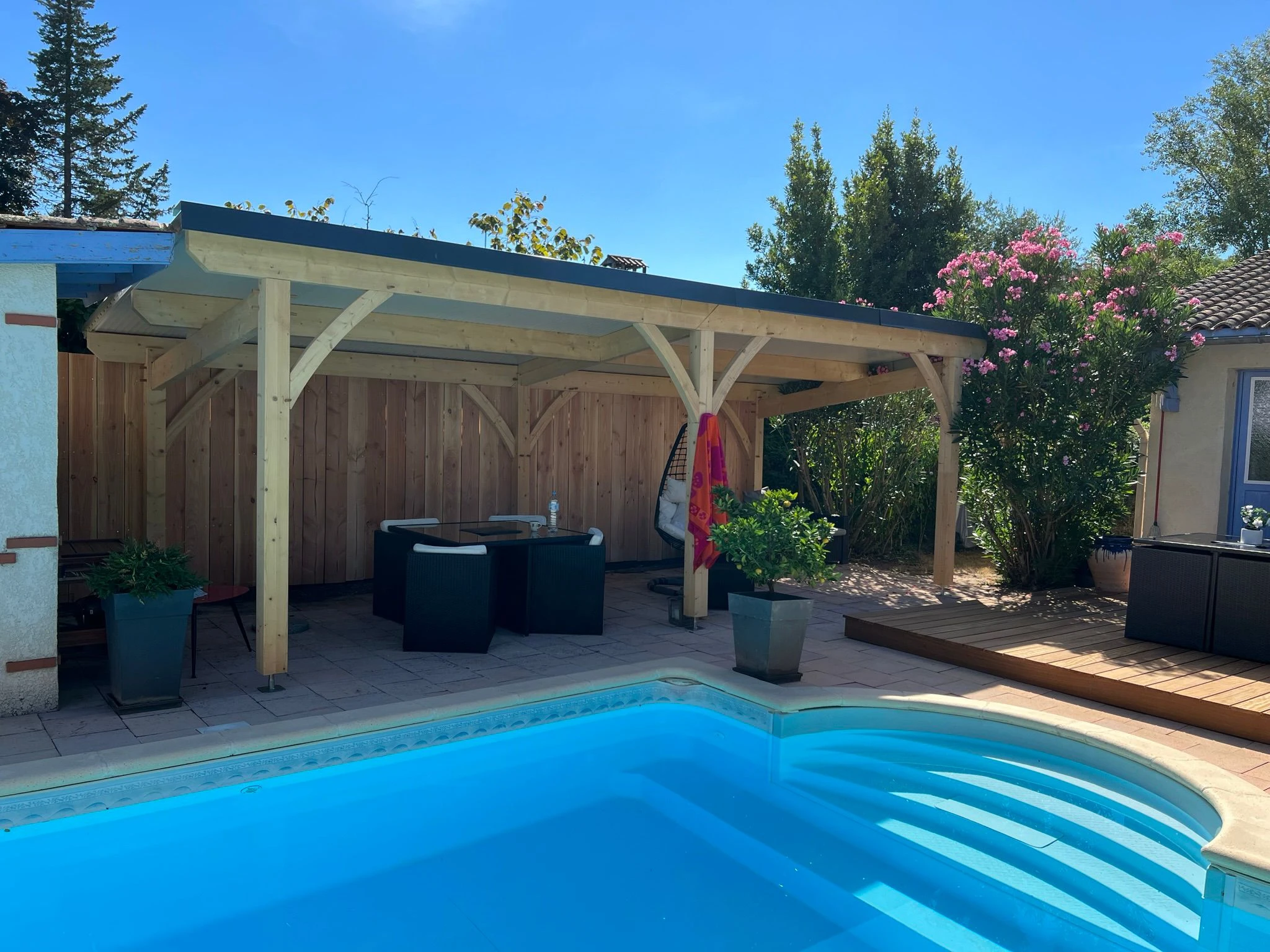 Pergola artisanale sur mesure – Structure bois élégante pour terrasse et jardin