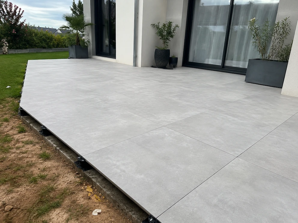 Pose de terrasse en grès cérame sur plots
