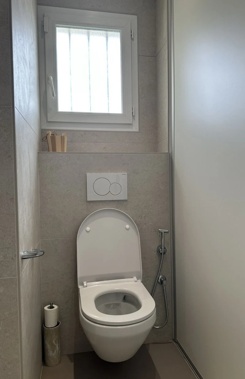 Rénovation d'une salle de bain et d'un WC avec placard aménagé à Octeville-sur-Mer