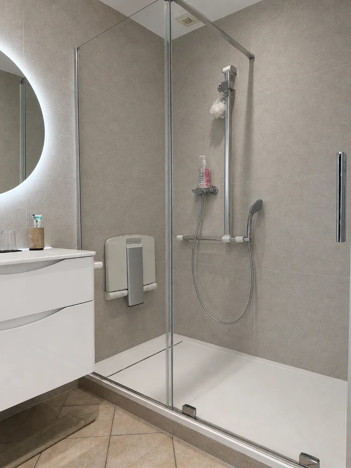 Rénovation d'une salle de bain et d'un WC avec placard aménagé à Octeville-sur-Mer