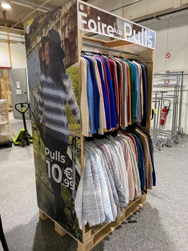 Portant en bois sur mesure en palettes recyclées – Fabrication française pour magasins, salons et événements