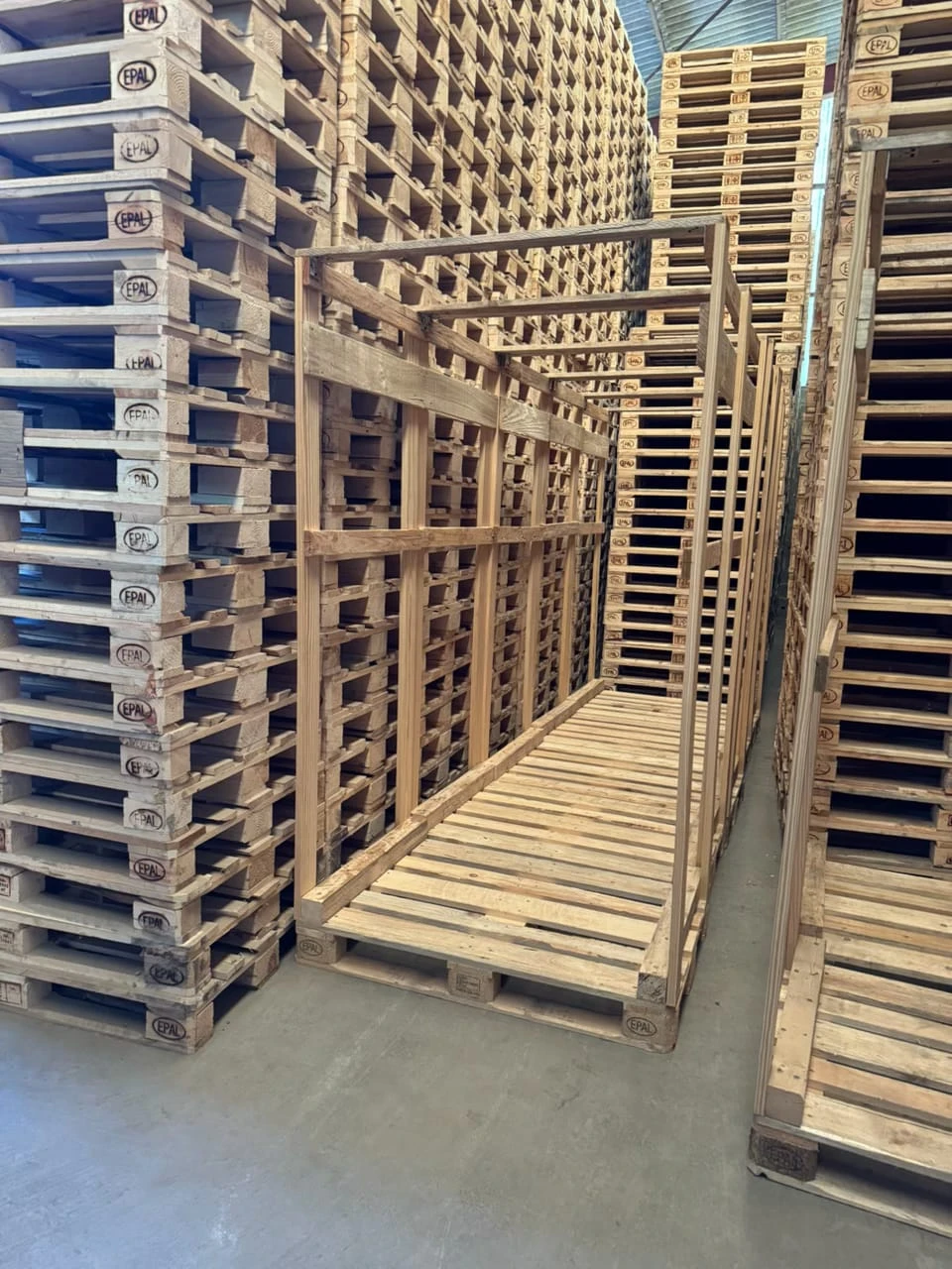 Portant en bois sur mesure en palettes recyclées – Fabrication française pour magasins, salons et événements