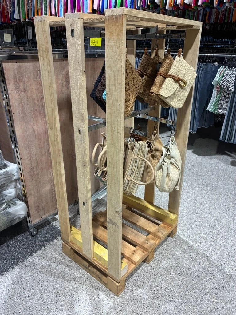 Portant en bois sur mesure en palettes recyclées – Fabrication française pour magasins, salons et événements