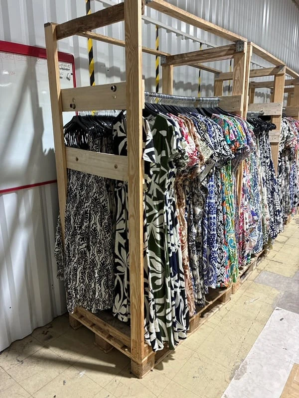 Portant en bois sur mesure en palettes recyclées – Fabrication française pour magasins, salons et événements
