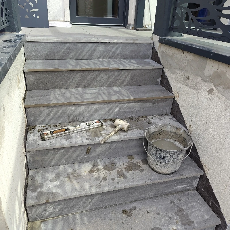 Pose de dalles sur escalier