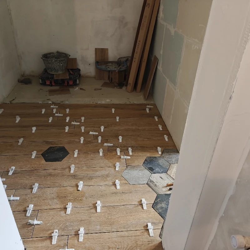 Pose carrelage imitation parquet