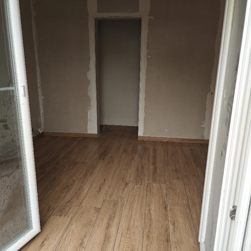 Pose carrelage imitation parquet