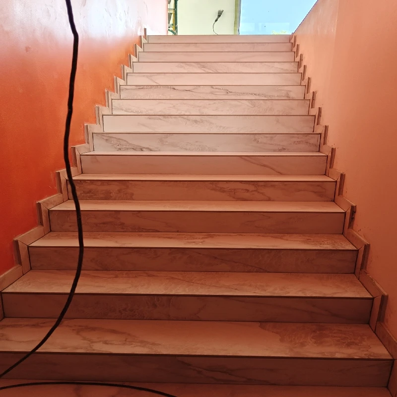 Habillage escalier en carrelage