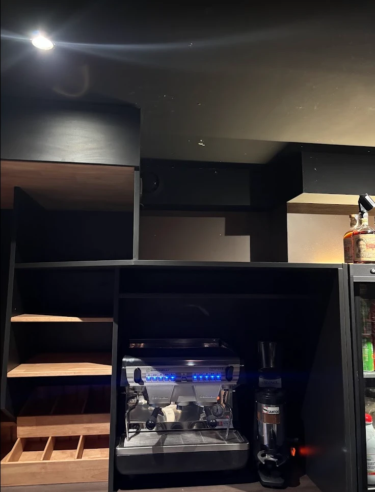 Aménagement sur mesure dans un bar