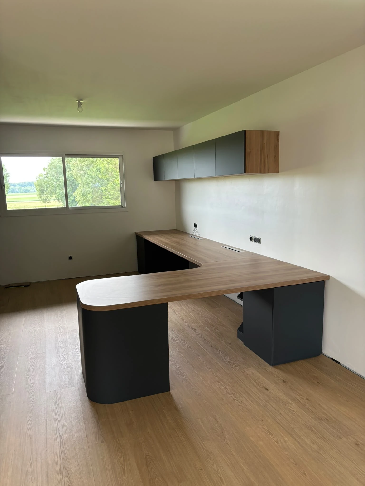 Bureau complet incluant un lit à Ecques
