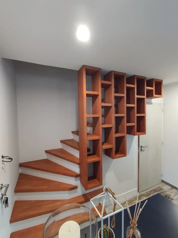 Fabrication d'un escalier avec un garde corps bibliothèque à Beutin