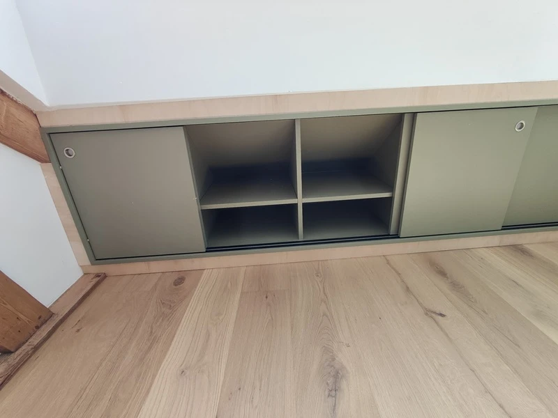 Rangement sous mansardes dans une chambre à Gravelines