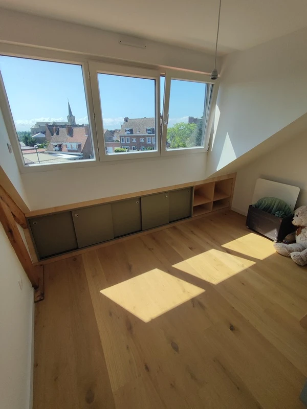 Rangement sous mansardes dans une chambre à Gravelines