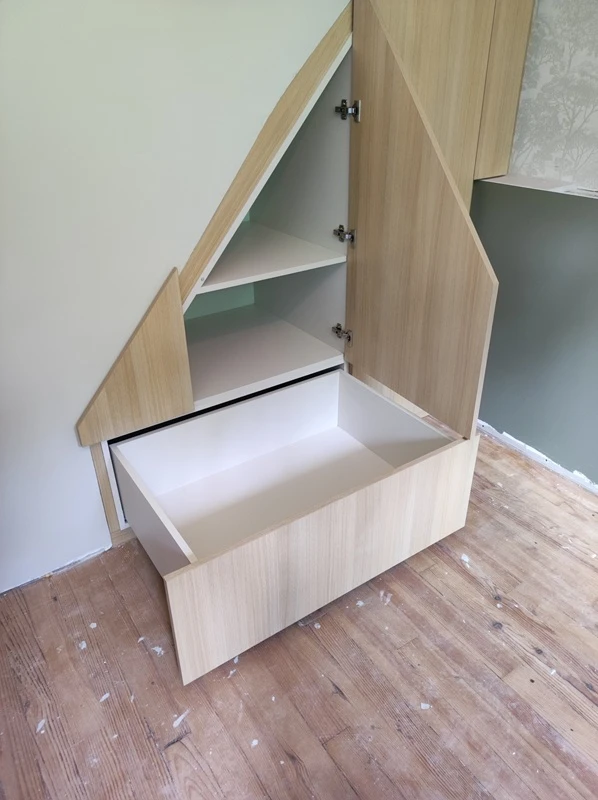 Penderie sous escalier à Rang du Fliers