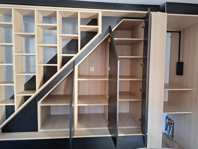 Aménagement sous escalier sur mesure à Setques