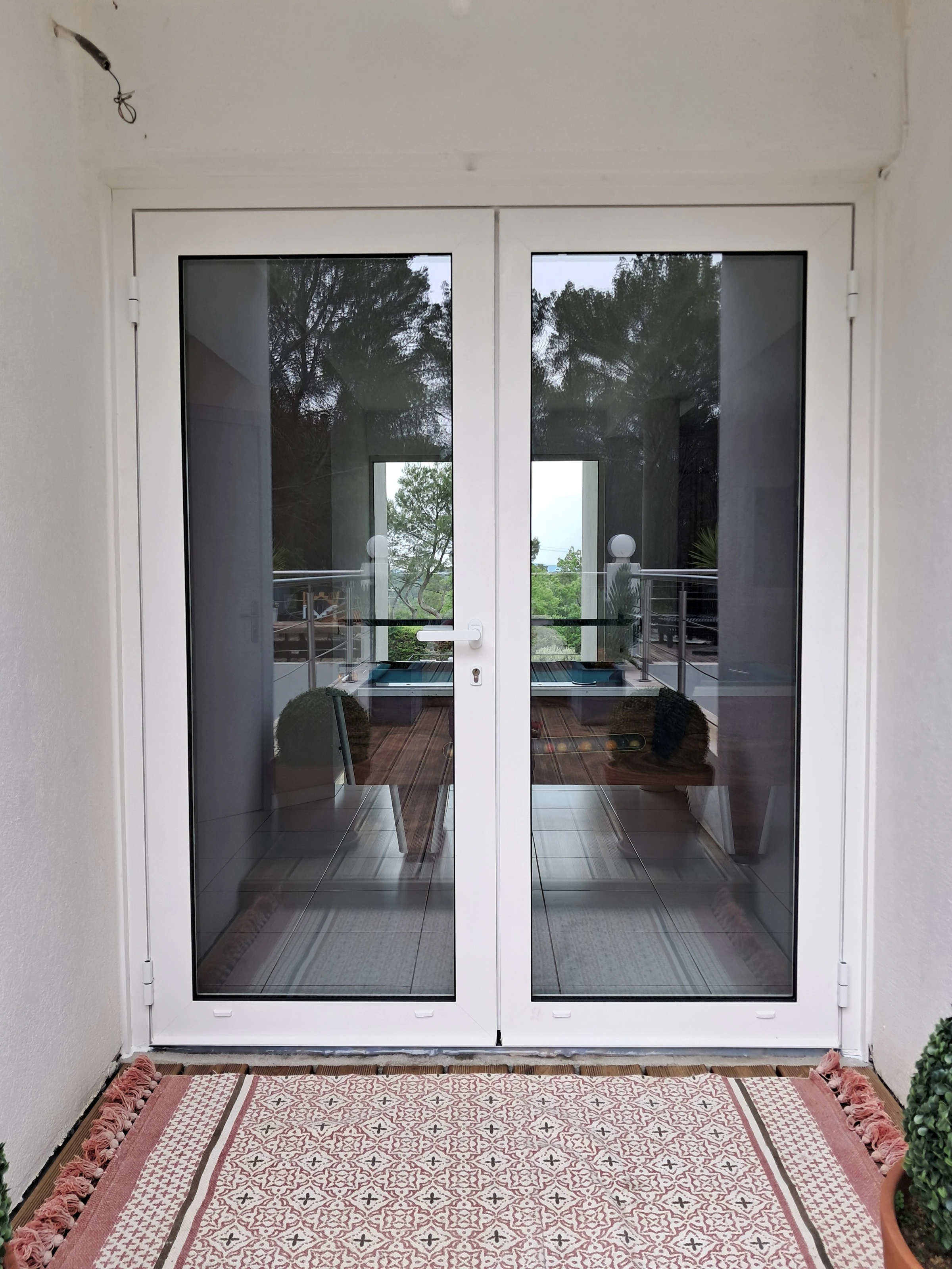 Porte-fenêtre aluminium sur mesure – Luminosité et design | VITREA
