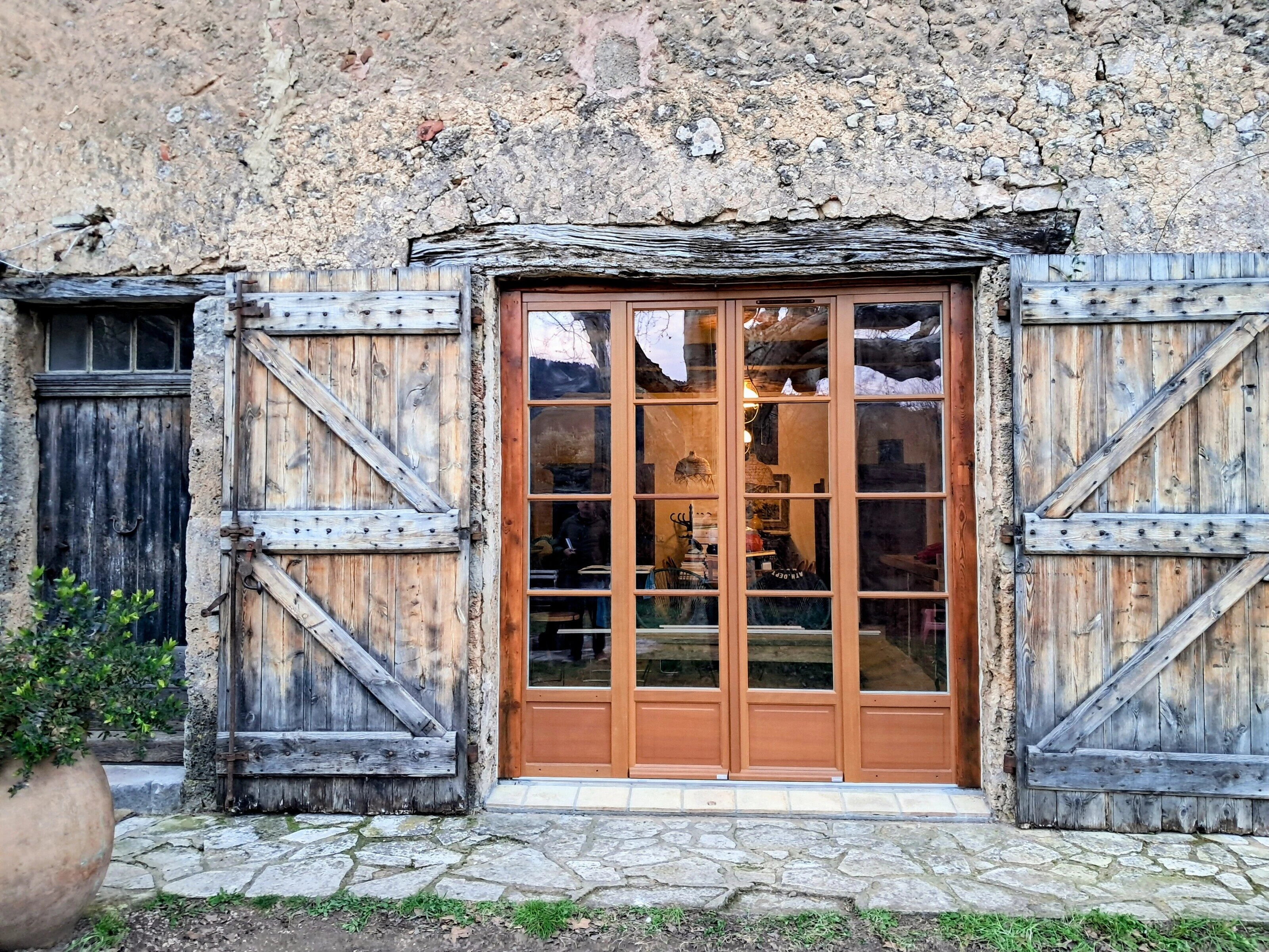 Porte-fenêtre bois sur mesure – Élégance naturelle | VITREA