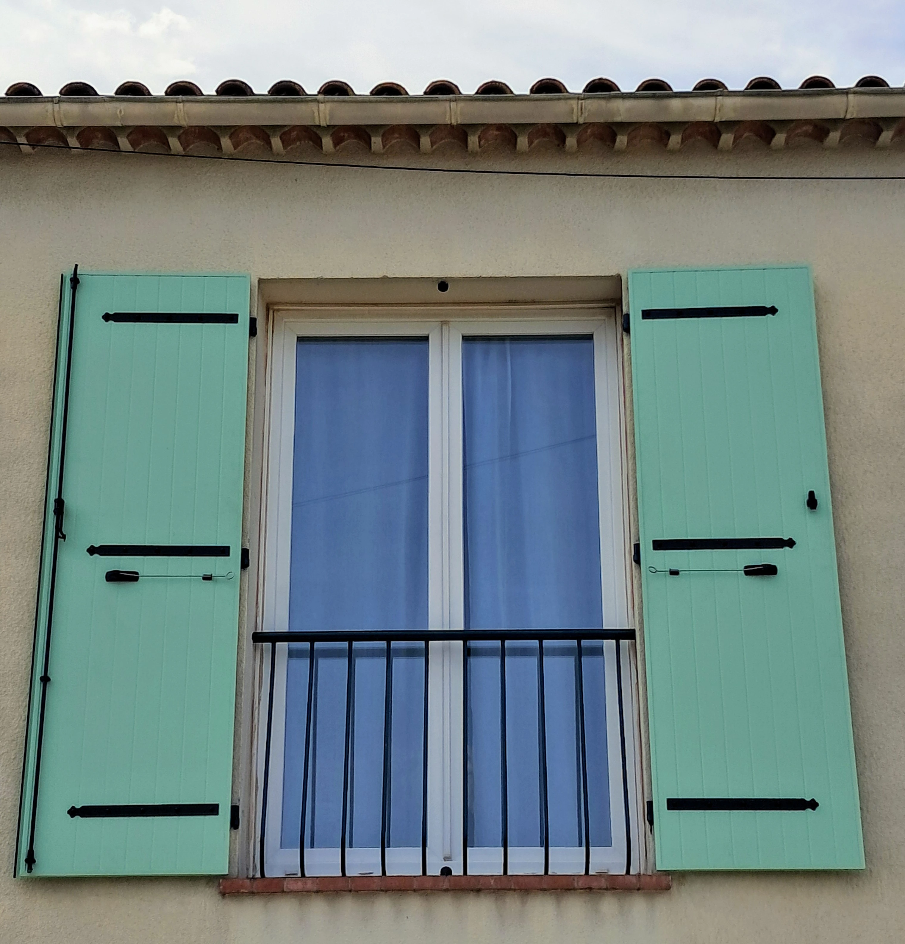 Volet battant aluminium sur mesure – Élégance provençale et protection durable | VITREA