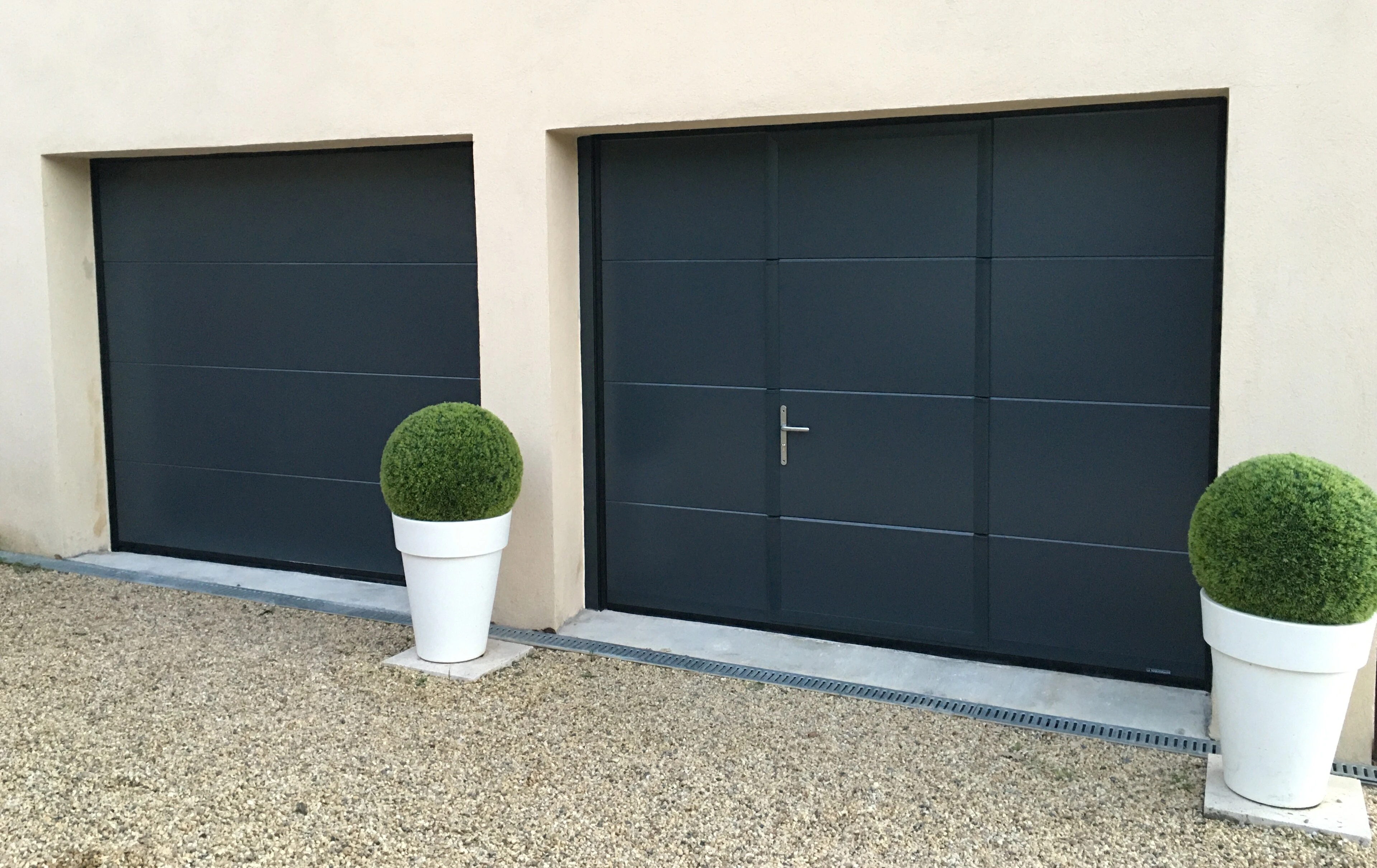 Porte de garage sectionnelle sur mesure – Isolation et sécurité | VITREA