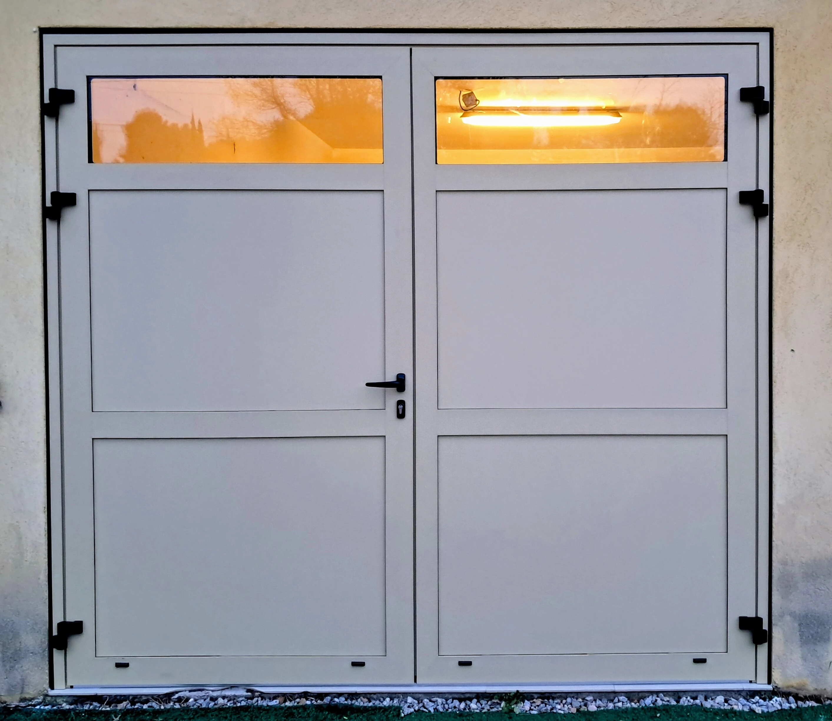 Porte de garage battante sur mesure – Tradition et fonctionnalité | VITREA