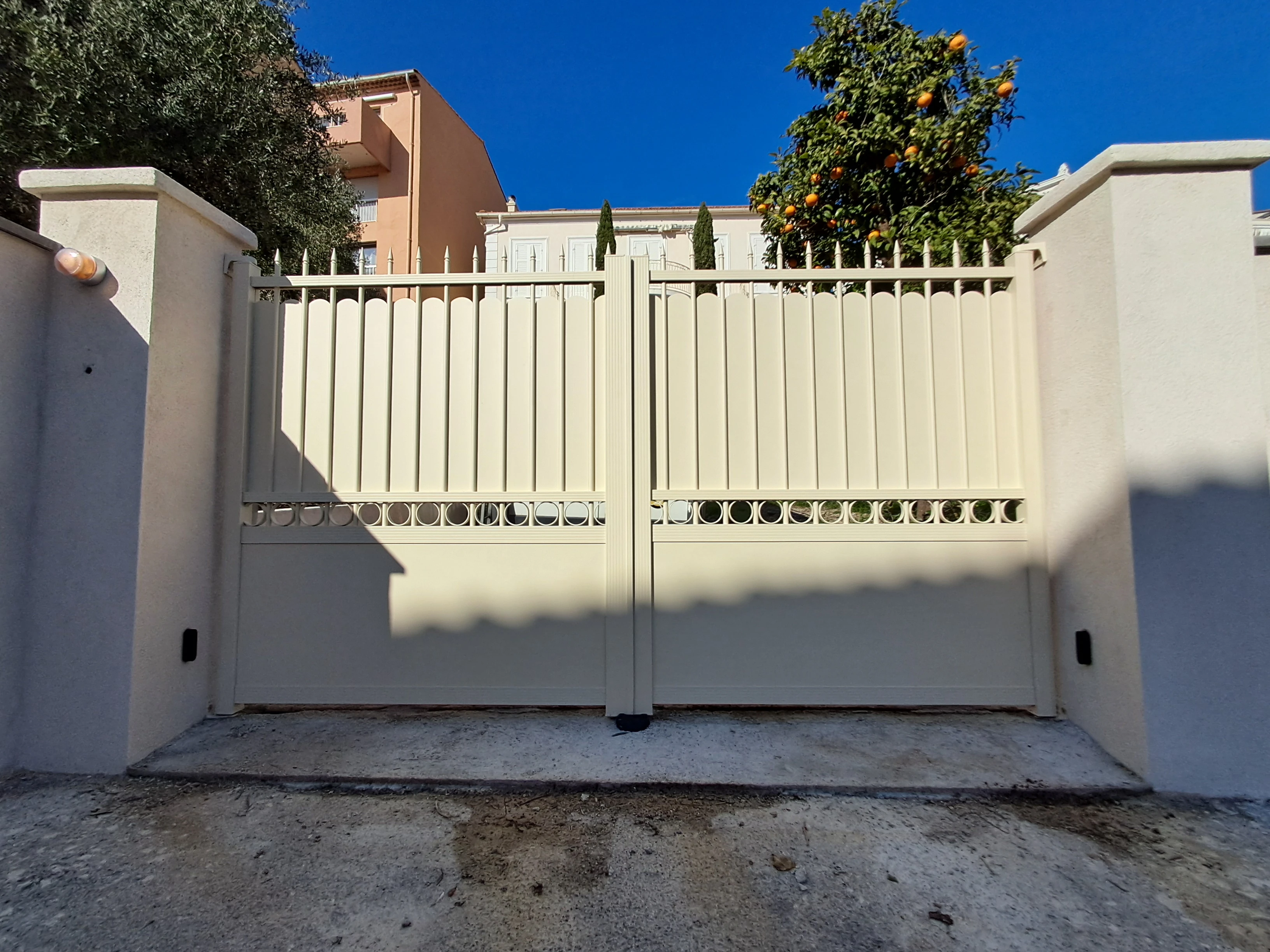 Portail battant aluminium sur mesure – Élégance et sécurité | VITREA