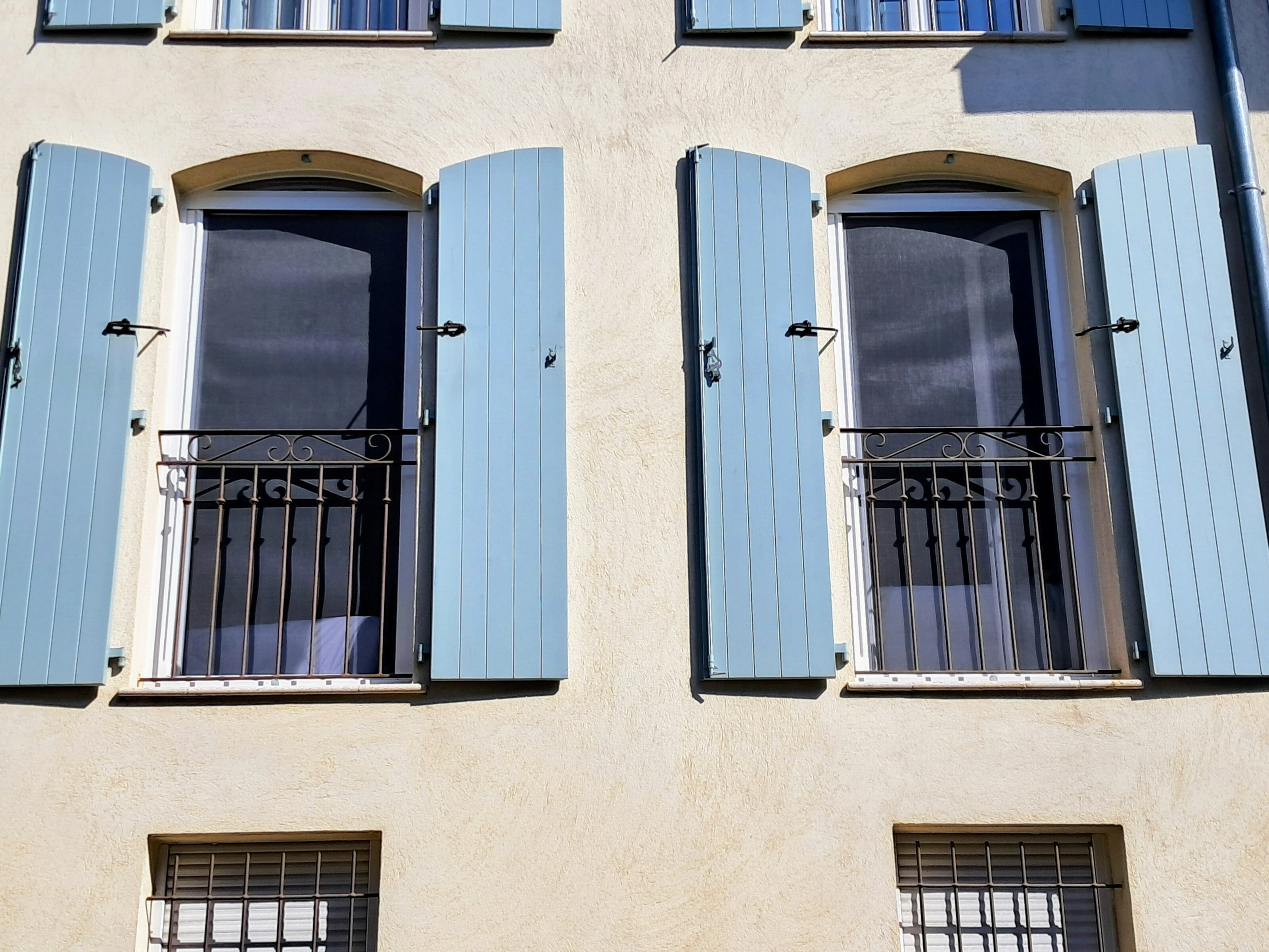 Pose de menuiseries extérieures sur mesure – L'expertise VITREA