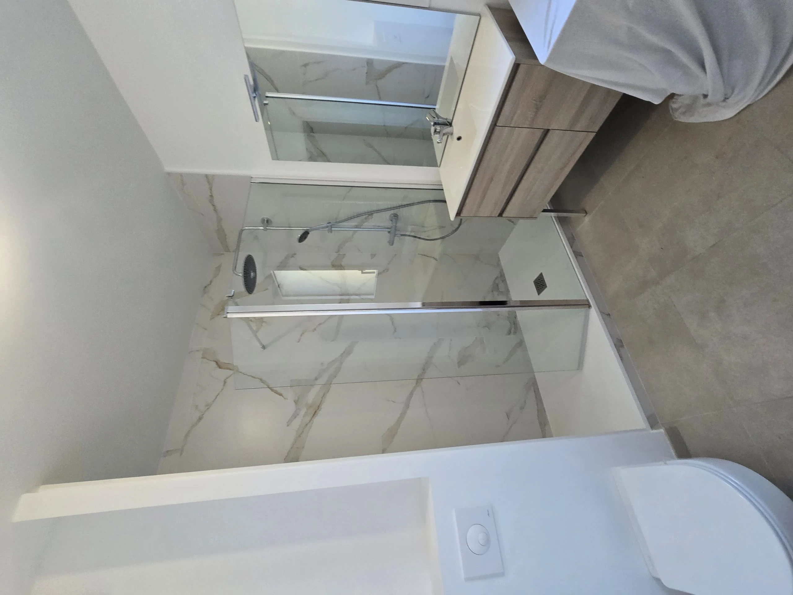 Pose et remplacement de paroi de douche à Marseille et dans les Bouches-du-Rhône