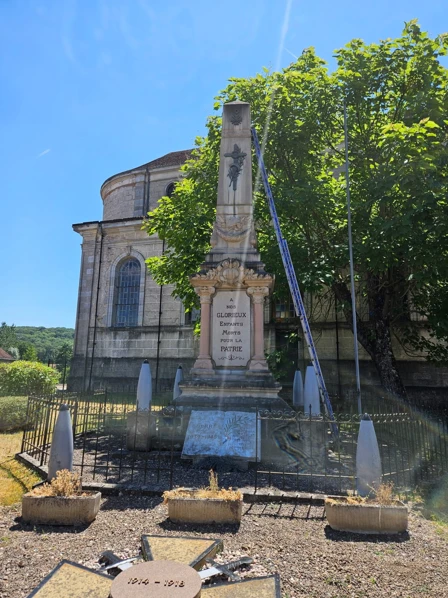 Nettoyage des monuments  aux morts, calvaires et fontaines