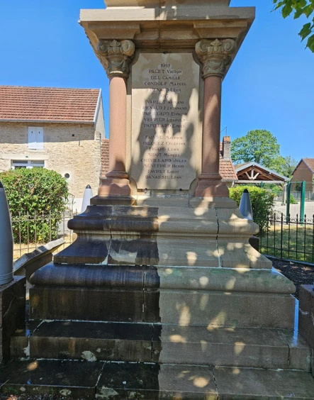 Nettoyage des monuments  aux morts, calvaires et fontaines
