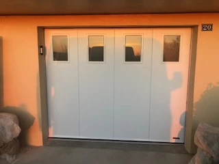 Porte de garage latérale coulissant type sectionnelle