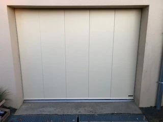 Porte de garage latérale coulissant type sectionnelle