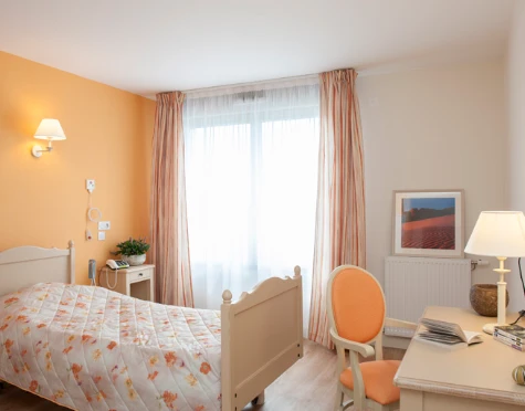 Investissement en chambre médicalisée en EHPAD au loyer de 905 € garanti net d'impôt pour la retraite complémentaire.