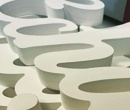 Lettrage personnalisé en pvc blanc de trois épaisseurs (10 mm / 19mm/ 30 mm)