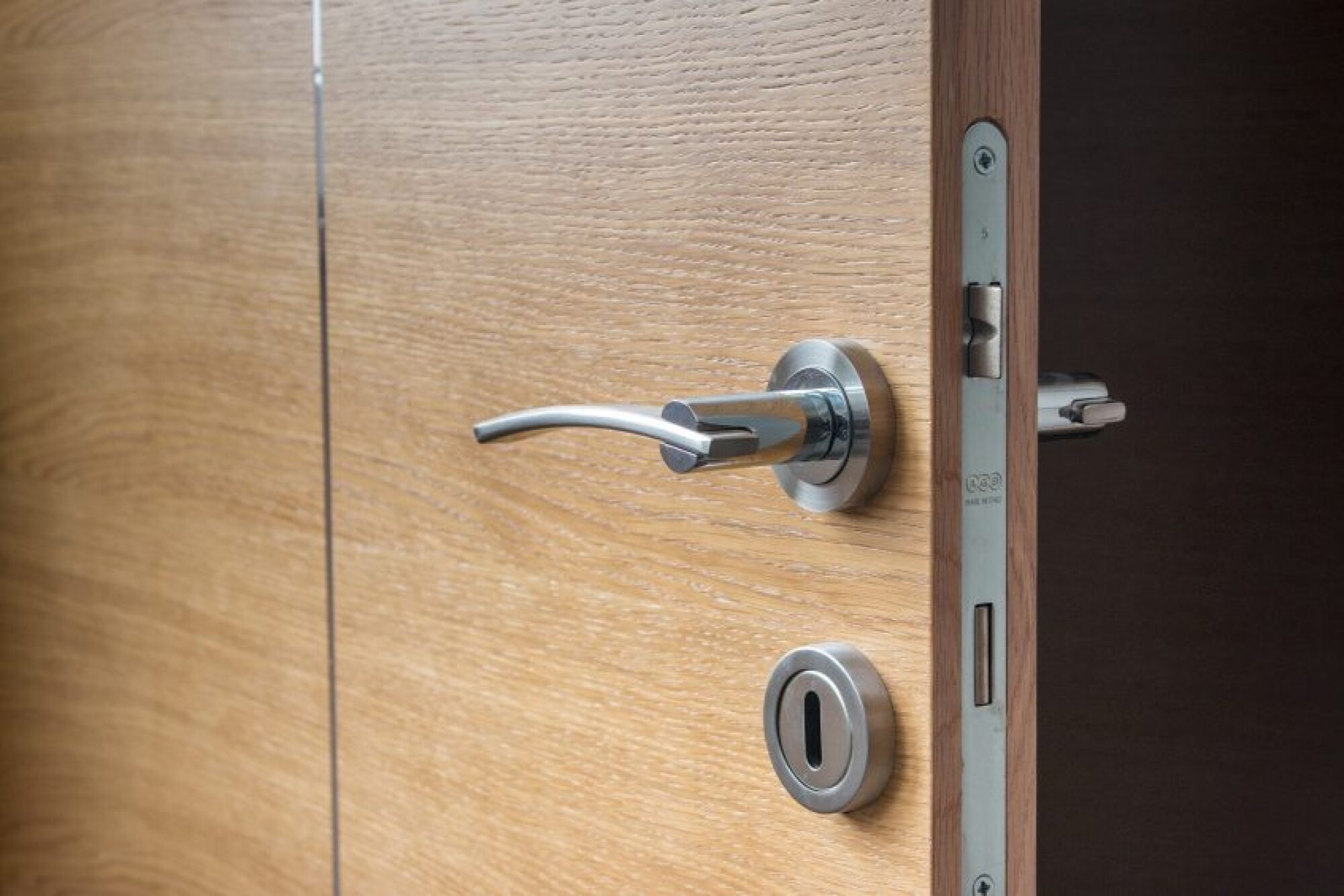 Ouverture de porte claquée