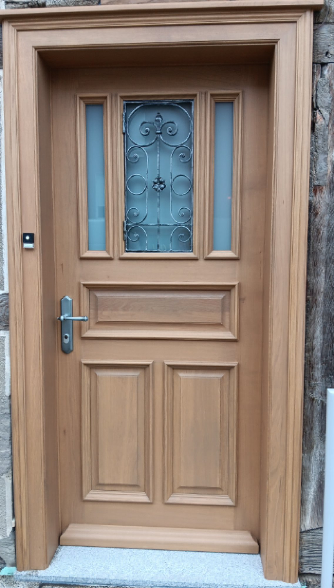 Porte d’entrée en bois