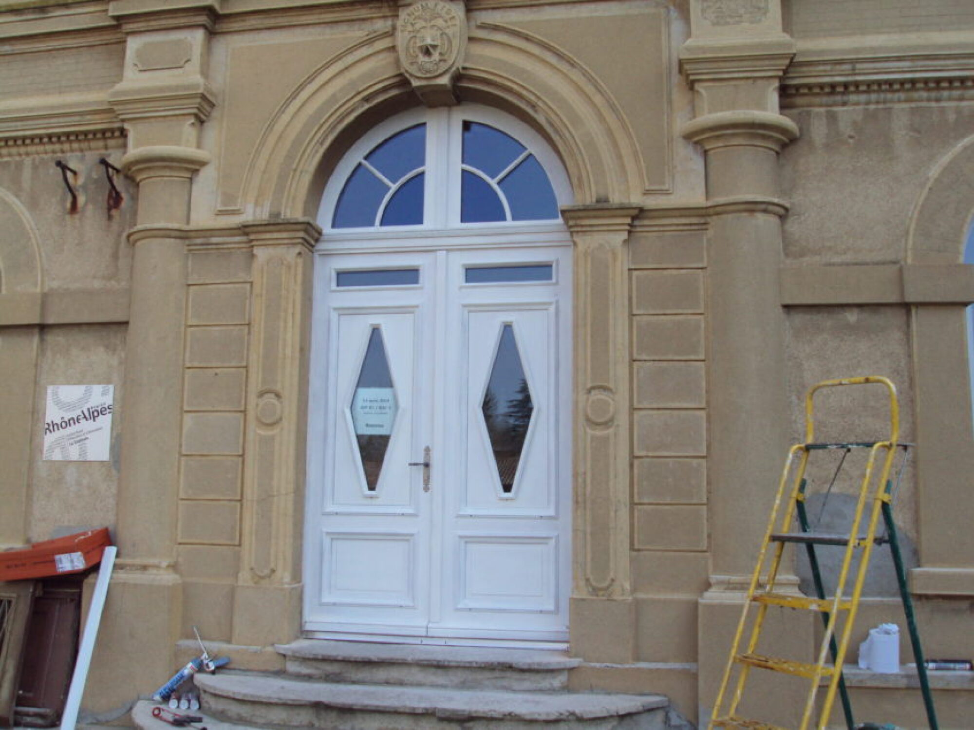 Fabrication et pose de porte d'entrée en bois sur mesure
