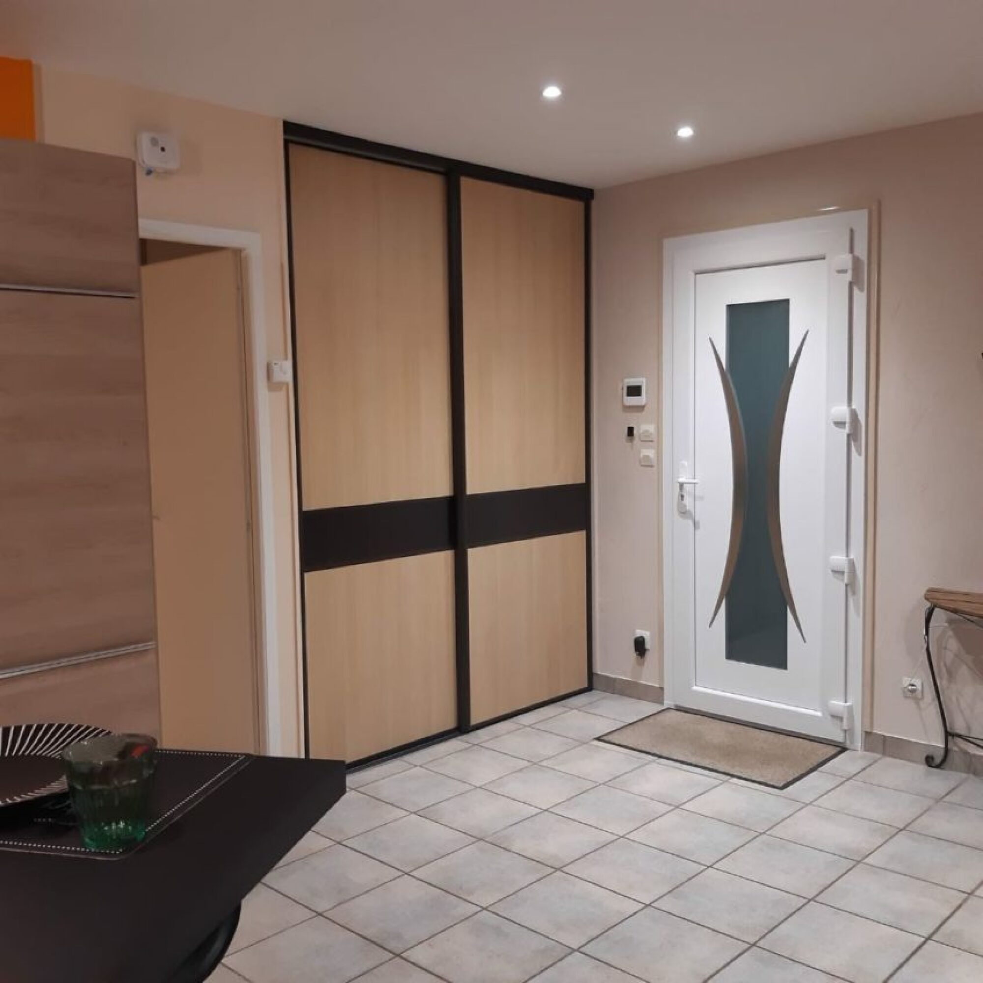 Fabrication et pose de porte d'entrée en PVC