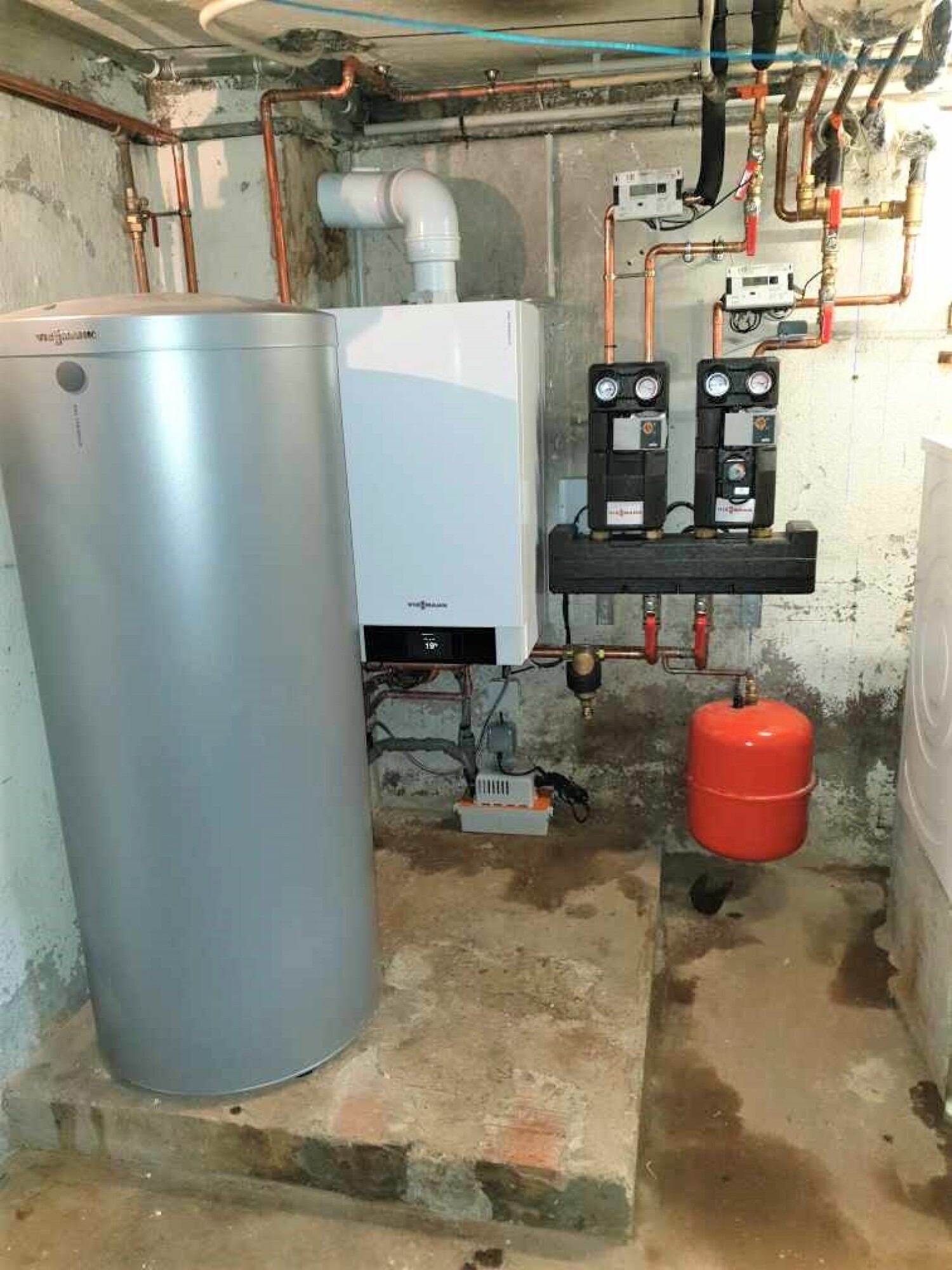 Installation chaudière murale gaz à condensation marque VISSMANN avec ballon ECS à côté dans une maison à Lingolsheim