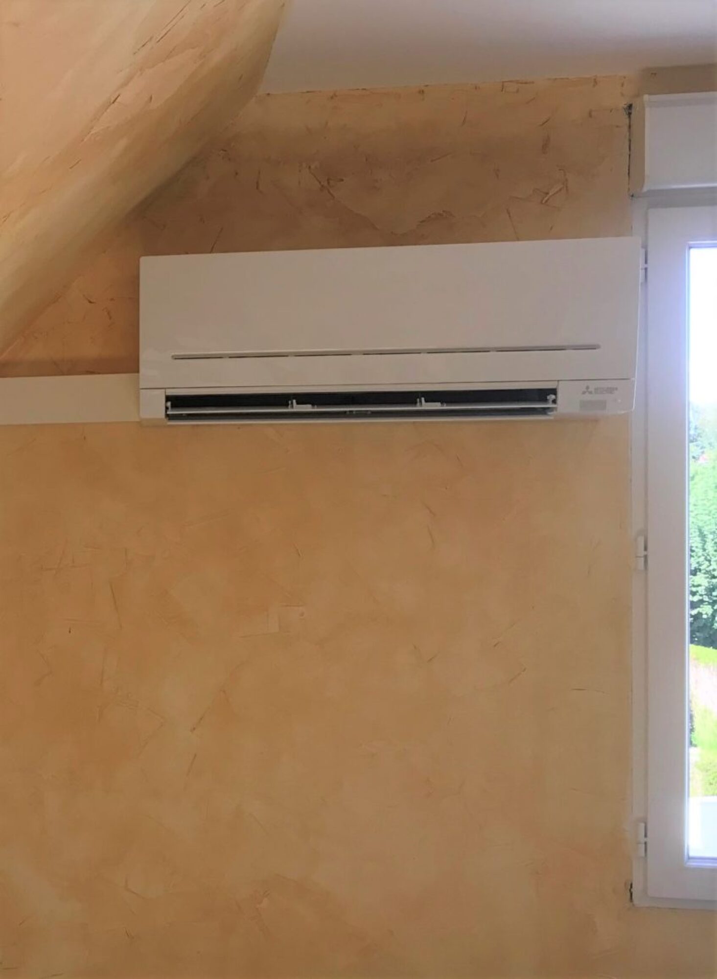 Installation d'une climatisation PAC AIR-AIR MITSUBISHI en bi-split dans une maison à Boofzheim