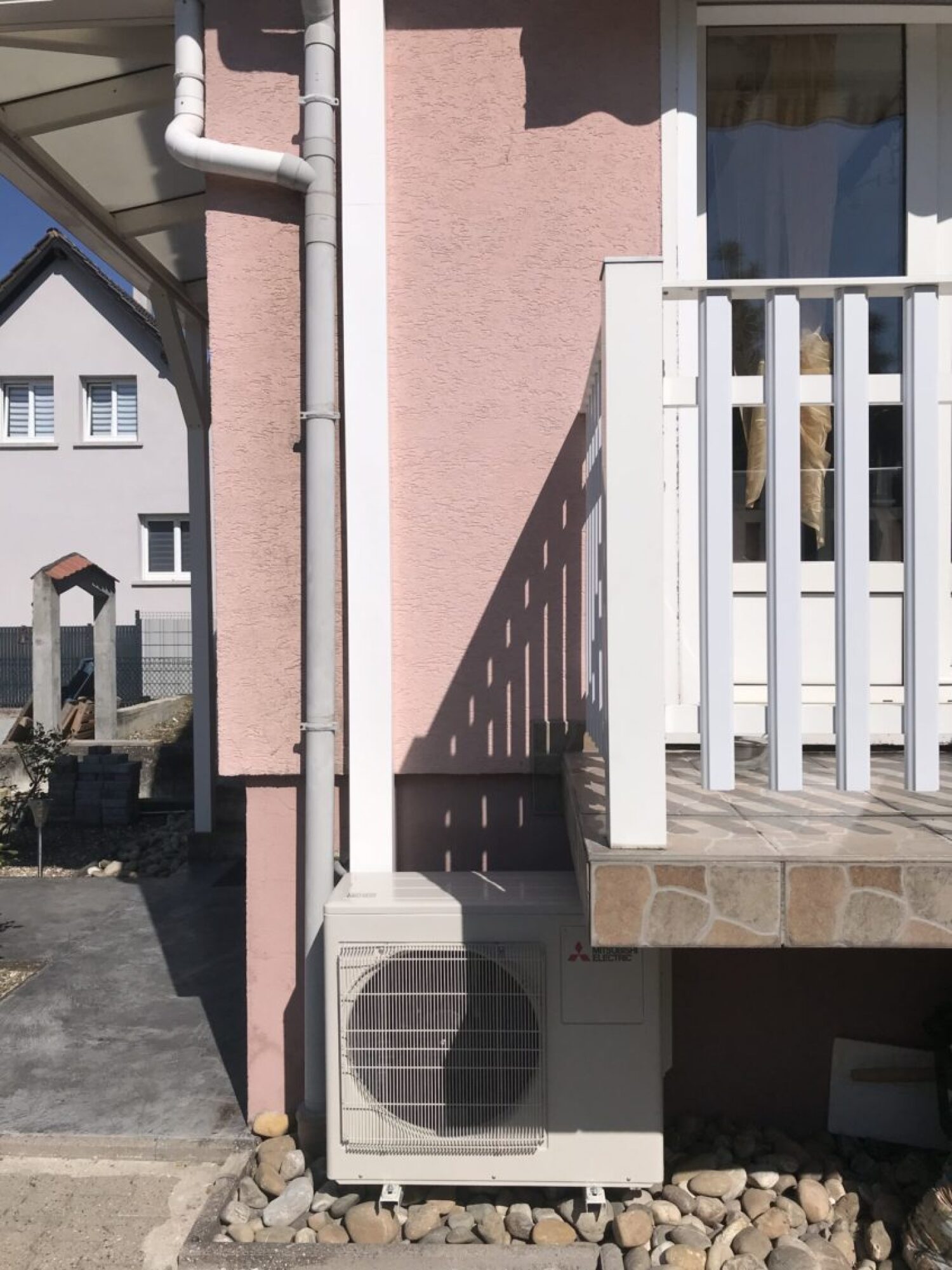 Installation d'une climatisation PAC AIR-AIR MITSUBISHI en bi-split dans une maison à Boofzheim