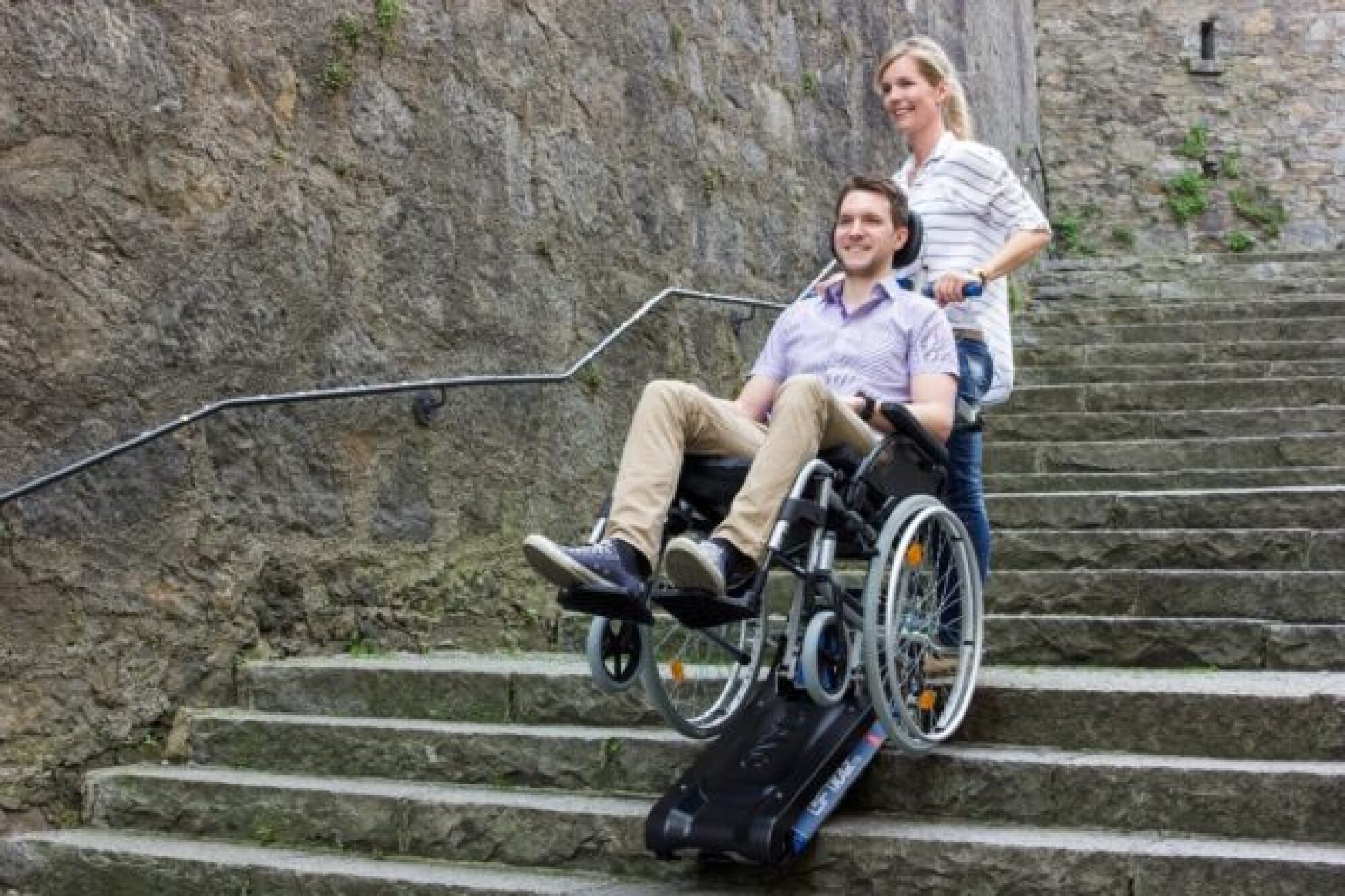 Monte escalier autonome PTR pour prise en charge d'un fauteuil roulant dans les escalier