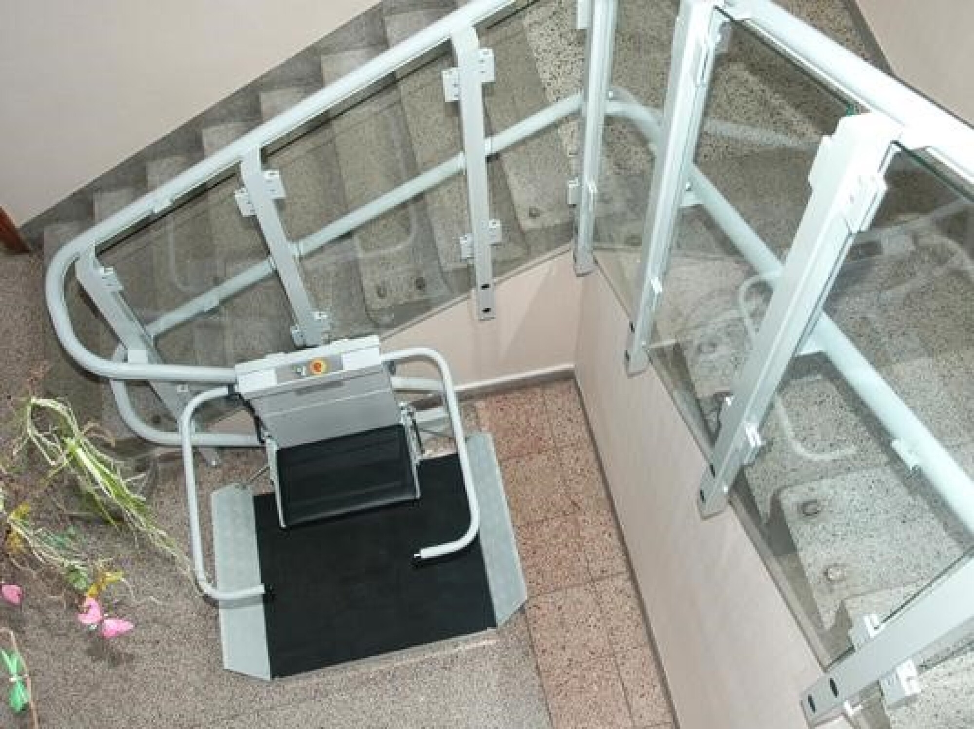 Plateau élévatrice oblique pour escalier droit