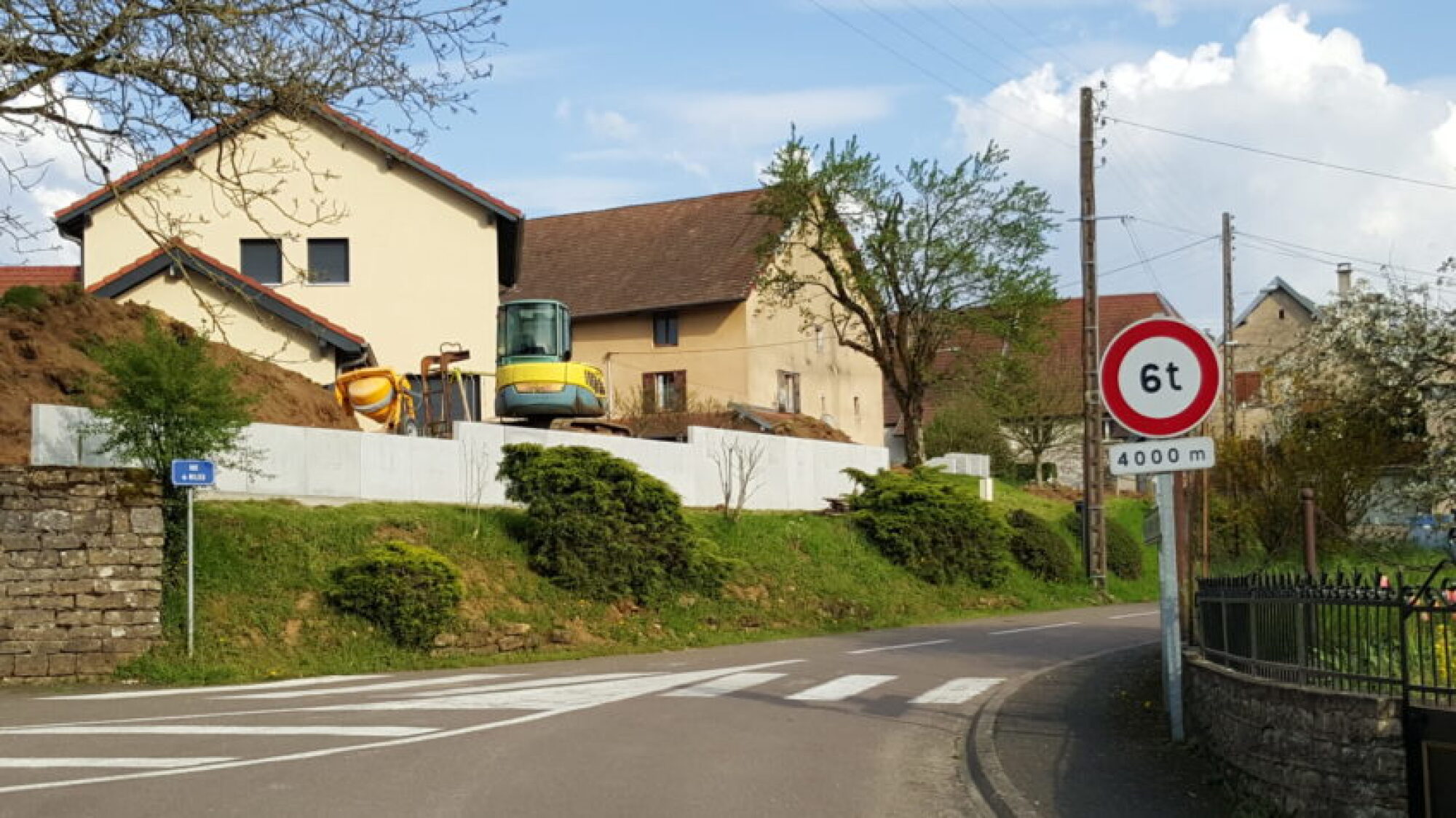 Pose de mur de soutènement