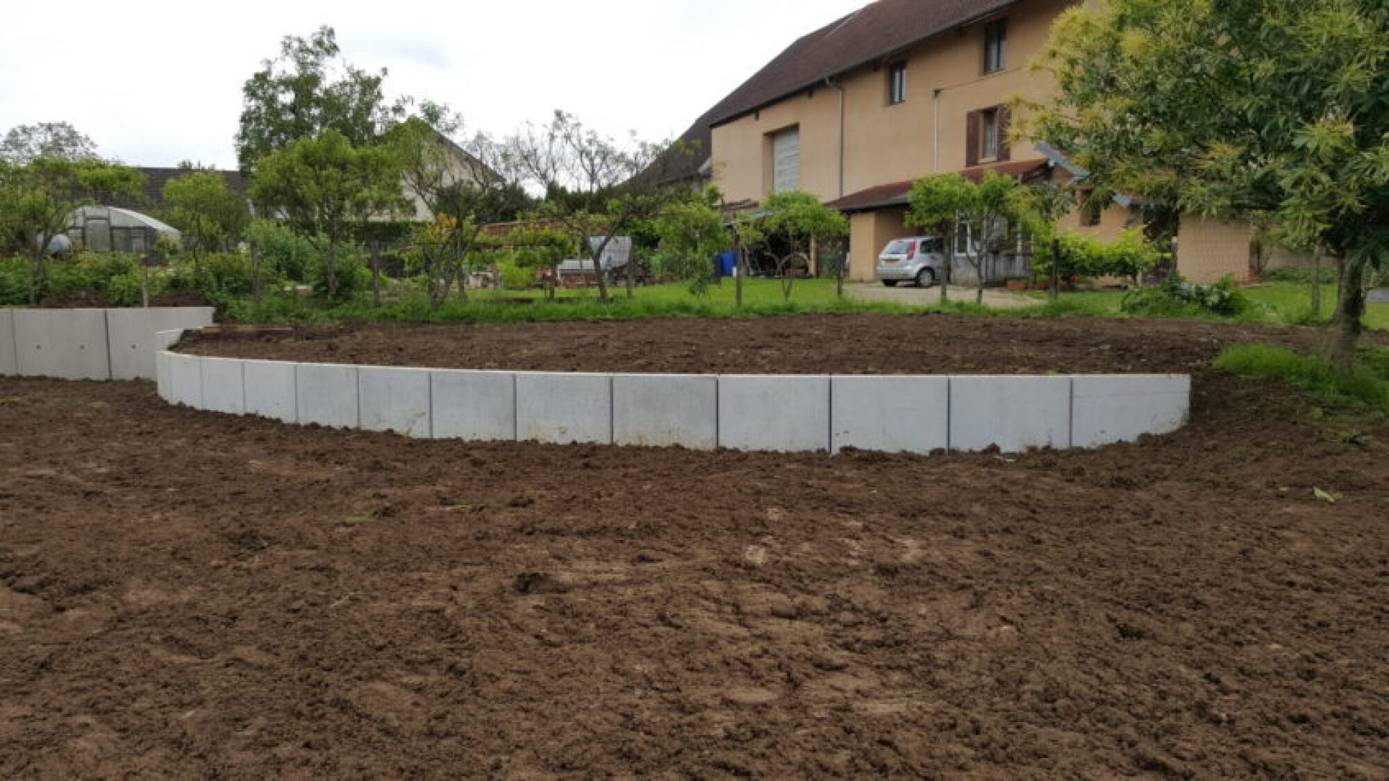 Pose de mur de soutènement
