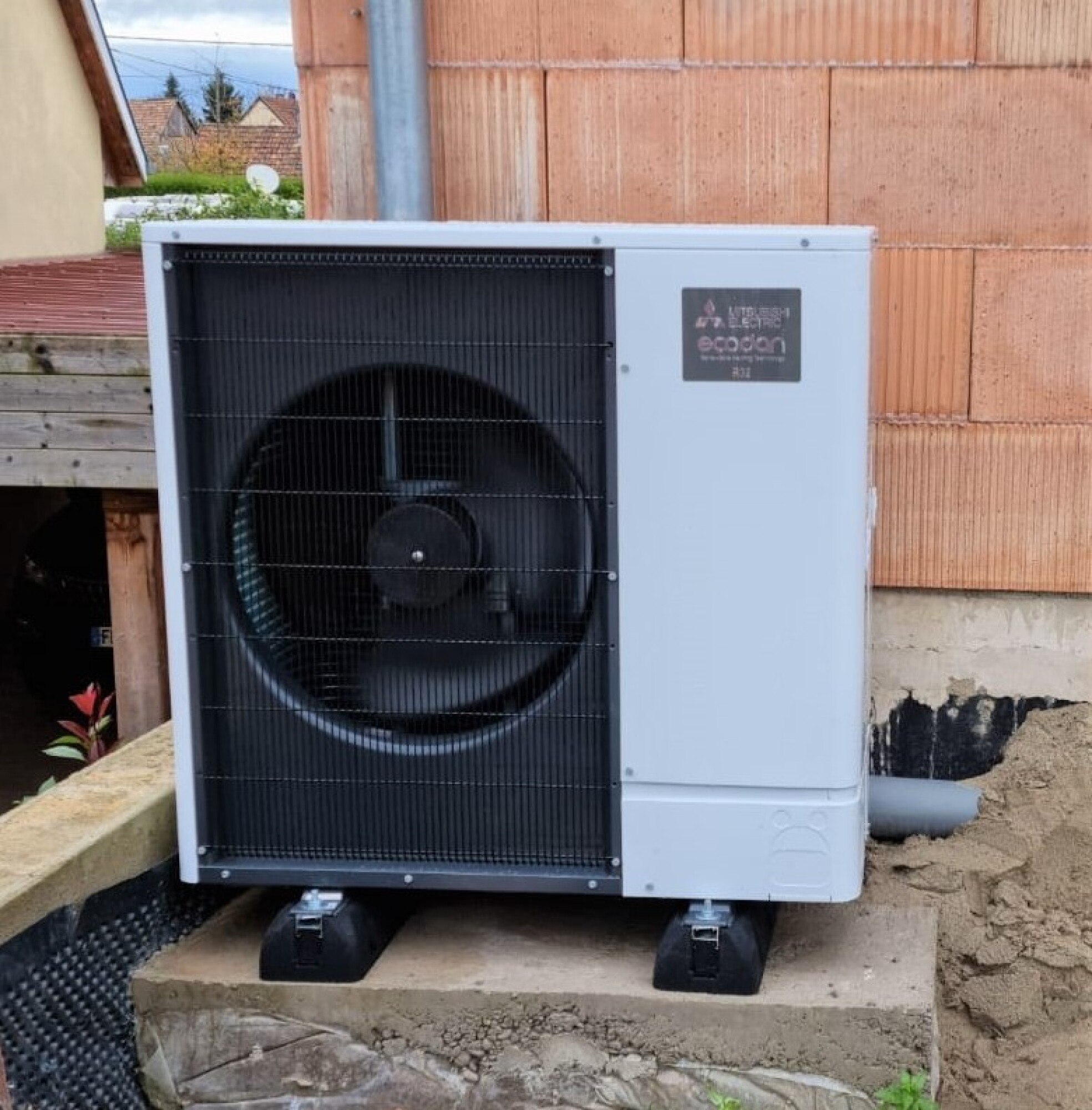 Remplacement chaudière par un PAC AIR-EAU MITSUBISHI, ECS intégrée, groupe extérieur, gamme silence dans une maison à Boofzheim