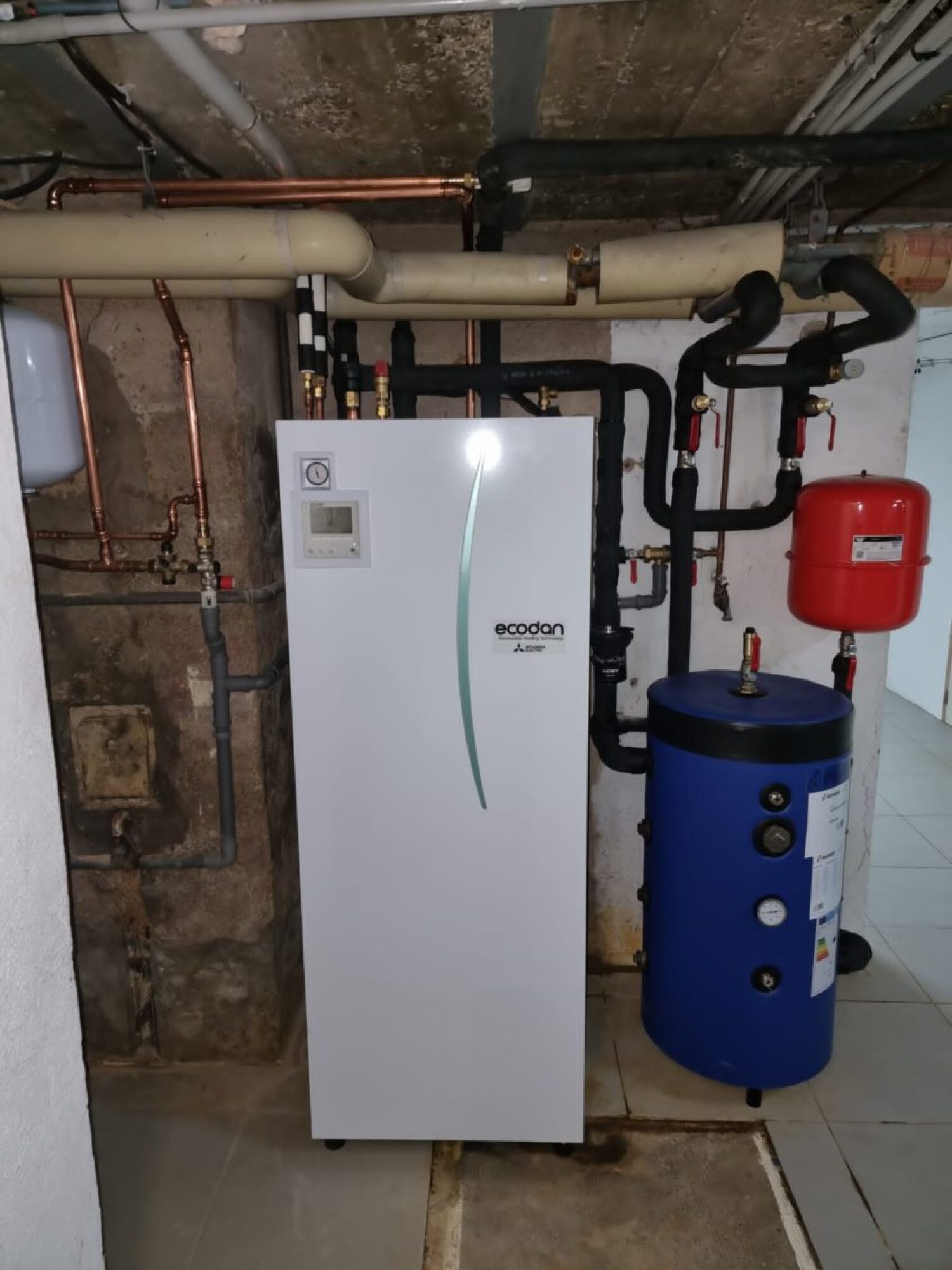 Remplacement chaudière par une PAC AIR-EAU MITSUBISHI, ECS intégrée, groupe extérieur gamme silence dans une maison à Geispolsheim